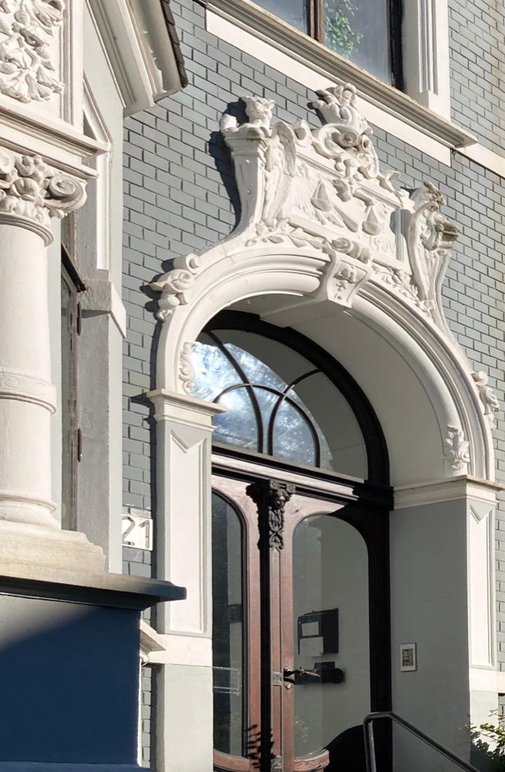 Stuckverziertes Eingangsportal eines Altbremer Hauses